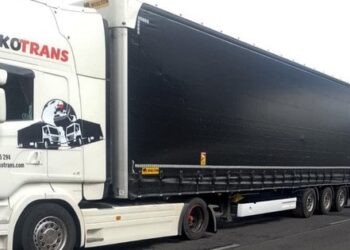 Волонтери скаржаться на тривалий простій порожніх фур на українському кордоні