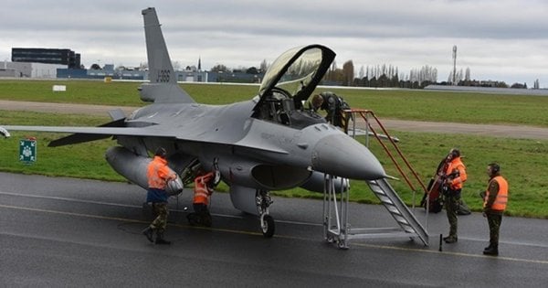 Перша група українських льотчиків закінчила навчання на F-16 у США