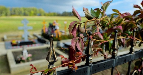 Росіяни заборонили жителям окупованих територій відвідувати кладовища у поминальний понеділок