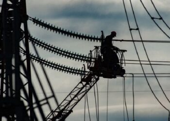 ДТЕК повідомив про екстрені відключення світла по всій країні