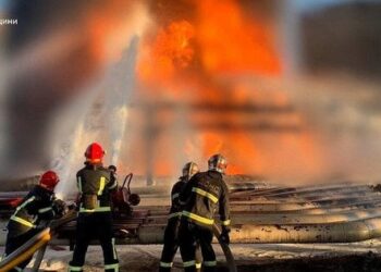 На Київщині понад добу гасять пожежу на промисловому обʼєкті після атаки росіян