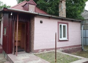 Monobank купив будинок 98-річній жінці, яка вийшла з окупації через лінію фронту. Фото дня