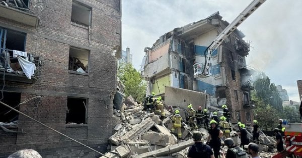 Російська ракета зруйнувала під'їзд у столичній багатоповерхівці, під завалами люди