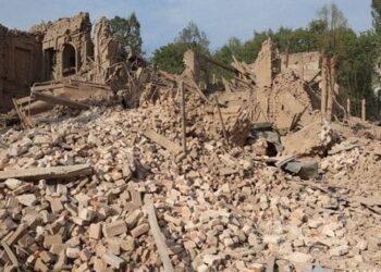 Росія вдарила керованою авіабомбою по центру Купʼянська, є постраждалі