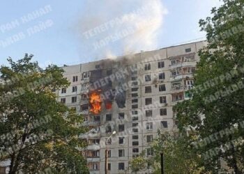 Росіяни завдали удару по багатоповерхівці в Харкові