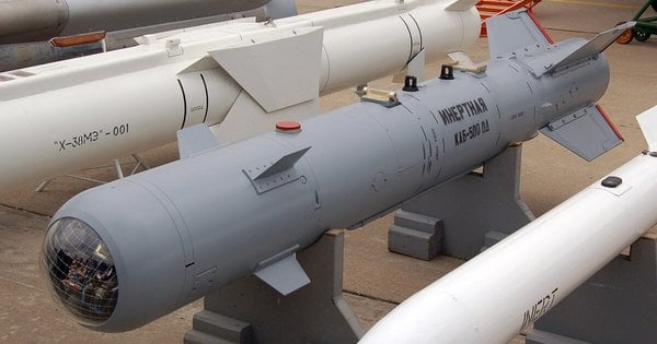 Росіяни скинули керовані авіабомби на житловий квартал Харкова