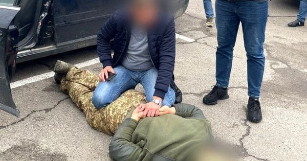 28-річний солдат з Львівщини організував втечу ухилянта за кордон лісами