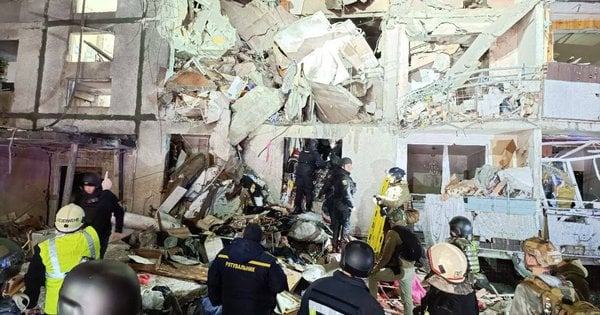 Росія вдарила керованою авіабомбою по девʼятиповерхівці в Харкові
