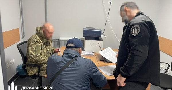ДБР викрило двох військових, які оформили бойові виплати медсестрі у тилу