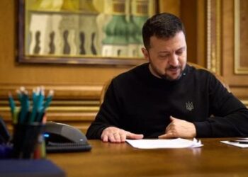 Зеленський позбавив державних нагород низку зірок та політиків