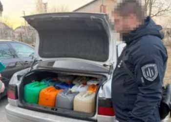 ДБР викрило розкрадання пального на 1,2 млн грн у військовій частині на Рівненщині