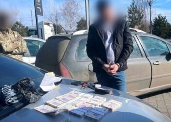 На Закарпатті на хабарі від колеги з фронту затримали посадовця військової частини ТрО