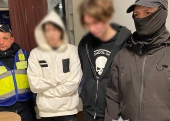 Поліція та СБУ встановили підлітків, що слухали російський гімн у Києві