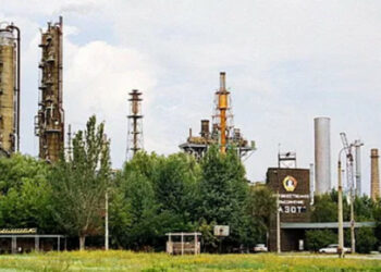 Asi 800 lidí se skrývá v protileteckých krytech chemického závodu Azot