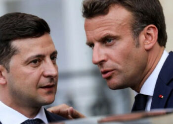 Macron v rozhovoru se Zelenským slíbil poskytnout Ukrajině těžké zbraně