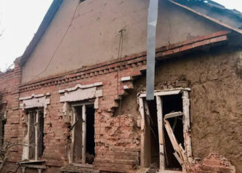 Rusové nočním ostřelováním poškodili desítky budov v Dněpropetrovské oblasti