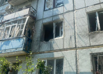 Rusové stříleli z „Hurikánů“ na obytnou výškovou budovu v Chugujevu