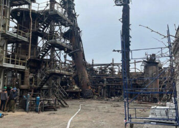 Rusové zahájili čtyři raketové útoky na rafinerii Kremenčug