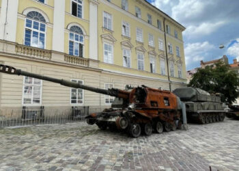 Spálené ruské tanky a děla v centru Lvova.  Foto dne