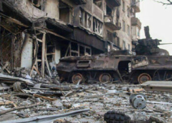 V Mariupolu si útočníci staví nový „lidský štít“ z modulových domů