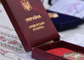 Volodymyr Zelenskyj vyznamenal státními vyznamenáními 96 vojáků