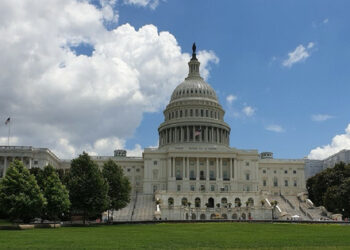 Kongres USA již dříve souhlasil s poskytnutím pomoci Ukrajině dalších 12 miliard dolarů.