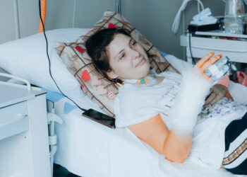 Z nemocnice byla propuštěna dívka, která po zranění podstoupila 35 operací