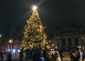 Vánoční strom není mimo politiku: jaké byly vánoční stromky ve Lvově v různých letech