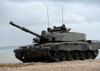 Británie oznámí přesun tanků na Ukrajinu příští týden, píše The Guardian