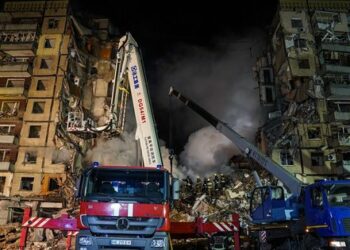 Počet obětí ruského útoku na výškovou budovu Dněpr se zvýšil na 30