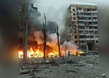 V Dněpru zasáhla ruská raketa devítipatrovou budovu