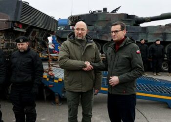 Shmyhal ukázal fotografii polských tanků Leopard na Ukrajině