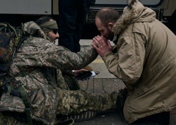 Зеленський закликав українців у тилових містах не забувати про війну