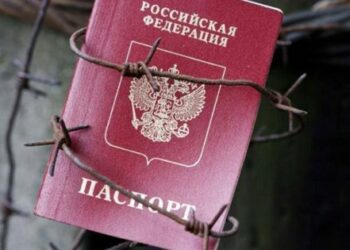 Омбудсмен пояснив, чому українцям на окупованих територіях варто брати російські паспорти