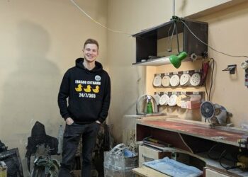 Як переселенець з Маріуполя робить сувеніри зі знищеної російської техніки у Львові