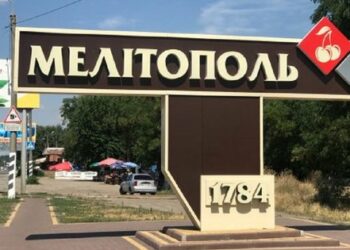 Окупанти в Мелітополі спалюють документи і вивозять техніку