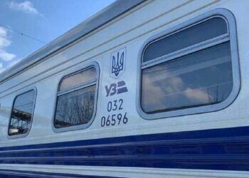 Залізничники відновили ушкоджену внаслідок обстрілу РФ ділянку колії на Хмельниччині