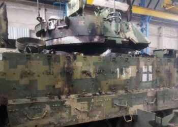 Міноборони показало фото підбитої БМП Bradley 47 бригади та вцілілого екіпажу