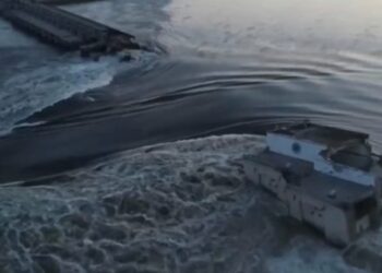 Офіс Президента повідомив про викид 150 тонн машинного мастила в районі Каховської ГЕС