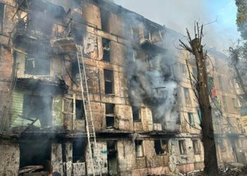 Росіяни влучили ракетою у п’ятиповерхівку в Кривому Розі