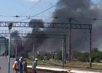 В окупованому Криму після потужних вибухів загорілася залізнична станція (відео)