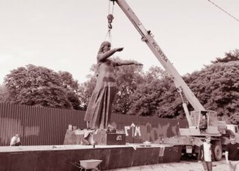 Демонтаж радянських пам'ятників болить росіянам