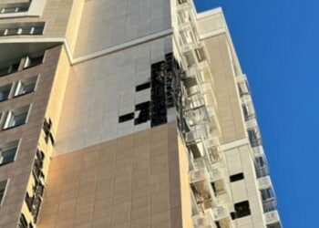 У Бєлгороді невідомий безпілотник влучив у багатоповерхівку