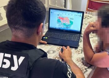 Мешканка Закарпаття поширювала фейки про біолабораторії  в Україні