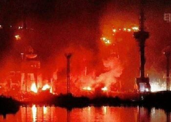 У Севастополі пролунали потужні вибухи, горить судноремонтний завод