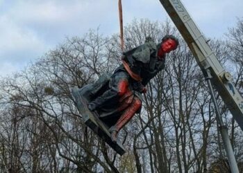 У Києві демонтували скандальний пам'ятник Пушкіну