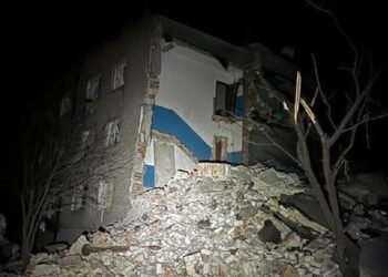 Росіяни вдарили по триповерховому будинку на Донеччині, під завалами п'ятеро людей