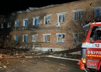 Росіяни вдарили авіабомбами по цивільній лікарні на Харківщині, є постраждалі