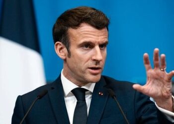 Макрон порадив Путіну не погрожувати ядерною зброєю, бо у Франції вона теж є