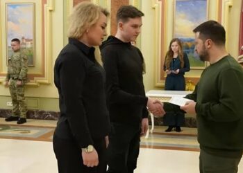 Зеленський вручив родині загиблого офіцера з Волині сертифікат на житло